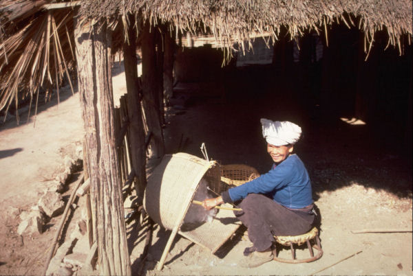 Dai Lady Spinning Wool