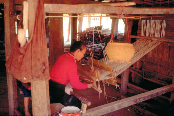 Dai Lady Weaving Wool