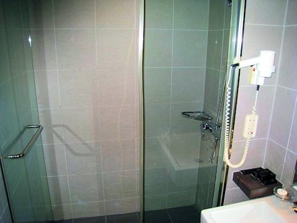 Hotel Shower  