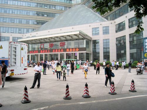 Zhengzhou Hospital Main Entrance - Scene 3