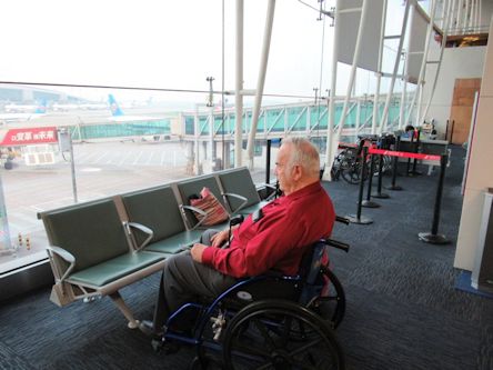Elderly Passenger Waiting for Boarding to Zhengzhou - Page 17