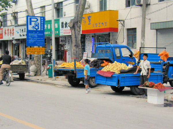 3-Wheel Trucks bring Produce to the City