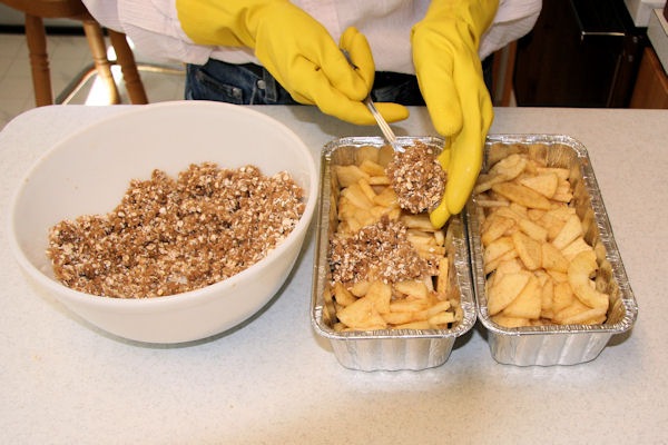 Step 21 - Cover Apples with Topping 